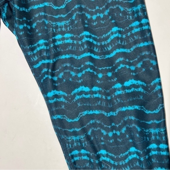 Fabletics Tidal Print Power Hold Cropped Green Blue Leggings Medium - Picture 6 of 8